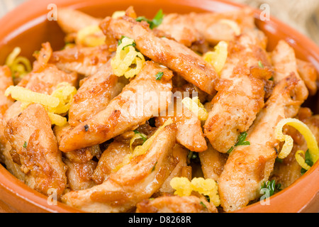 Tapas spagnoli - Pollo al limon con ajo (pollo con limone e aglio) Foto Stock