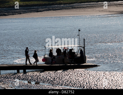 Imbarco sul traghetto passeggeri a Kings Lynn per attraversare il Great Ouse a ovest di Lynn, Norfolk, Inghilterra Foto Stock