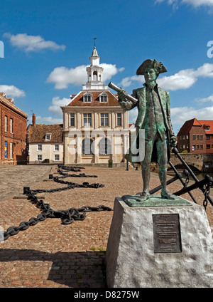 Statua di il Capitano George Vancouver davanti alla Custom House, Kings Lynn, Norfolk, Inghilterra Foto Stock