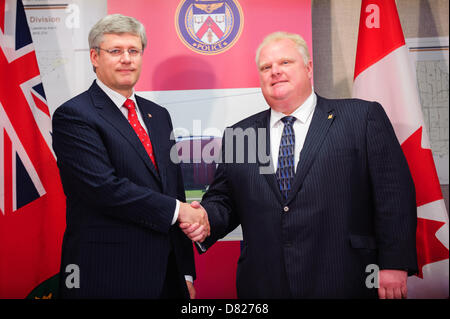 Luglio 27, 2012 FILE [FOTO] - Toronto Mayor Rob Ford (R) scuote le mani con il Primo Ministro canadese Stephen Harper, in corrispondenza di una apparizione pubblica nel 2012. Ford ha dovuto affrontare le precedenti affermazioni di abuso di droga e alcol, ma la stella di Toronto il giornale è segnalato che un video di Ford di fumare cocaina crack è stato offerto per la vendita da parte di una persona anonima. Credito: Victor Biro / Alamy Live News Foto Stock