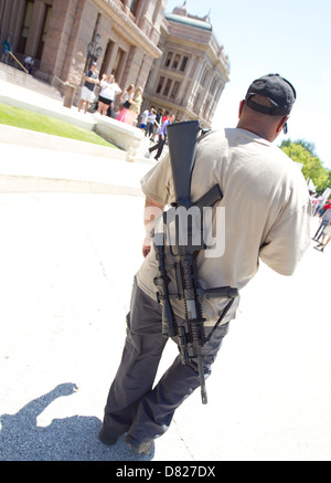 L'uomo porta un fucile semiautomatico ad un pro-gun rights rally al Texas Capitol Building di Austin in Texas Foto Stock