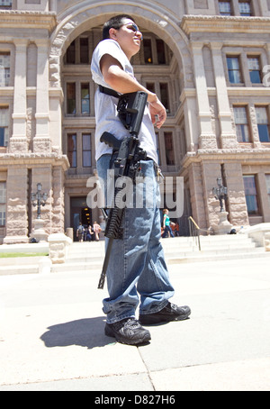 L'uomo porta un fucile semiautomatico ad un pro-gun rights rally al Texas Capitol Building di Austin in Texas Foto Stock