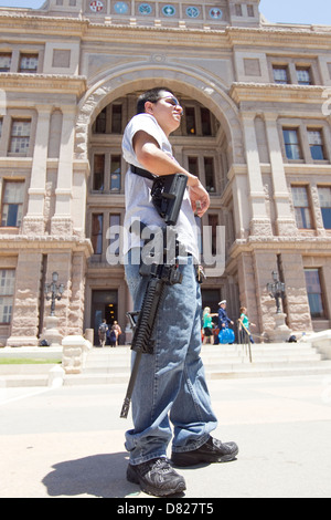 L'uomo porta un fucile semiautomatico ad un pro-gun rights rally al Texas Capitol Building di Austin in Texas Foto Stock