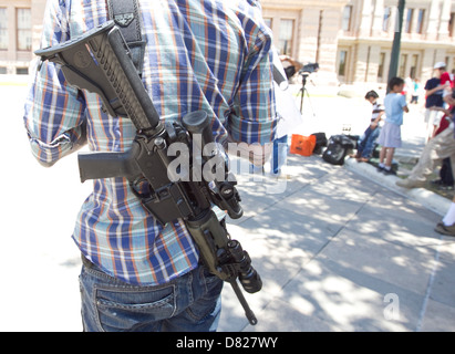 L'uomo porta un fucile semiautomatico ad un pro-gun rights rally al Texas Capitol Building di Austin in Texas Foto Stock