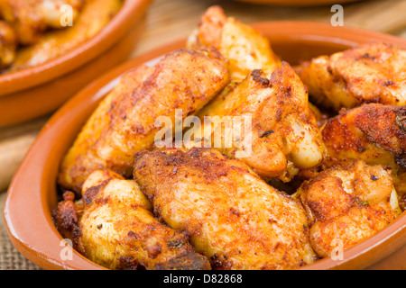 Pollo al ajillo (aglio ali di pollo). Tapas tradizionali spagnole piatto. Foto Stock