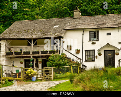 Bella casa in Lake District con un sacco di fiori invasati Foto Stock