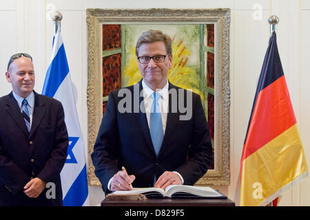 Gerusalemme, Israele. Il 17 maggio 2013. Il Ministro degli esteri tedesco Guido Westerwelle, firma il libro degli ospiti in arrivo per i presidenti di residenza per un lavoro diplomatico incontro con il presidente israeliano Peres. Gerusalemme, Israele. 17-Maggio-2013. Il presidente israeliano Shimon Peres ospita il Ministro degli Affari esteri della Repubblica federale di Germania, Guido Westerwelle, per un lavoro diplomatico incontro presso i presidenti di residenza. Credito: Nir Alon / Alamy Live News Foto Stock