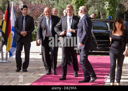 Gerusalemme, Israele. Il 17 maggio 2013. FM tedesco Guido Westerwelle (forefront centro), arriva in visita ufficiale con il presidente israeliano Peres a presidenti di residenza. Gerusalemme, Israele. 17-Maggio-2013. Il presidente israeliano Shimon Peres ospita il Ministro degli Affari esteri della Repubblica federale di Germania, Guido Westerwelle, per un lavoro diplomatico incontro presso i presidenti di residenza. Credito: Nir Alon / Alamy Live News Foto Stock