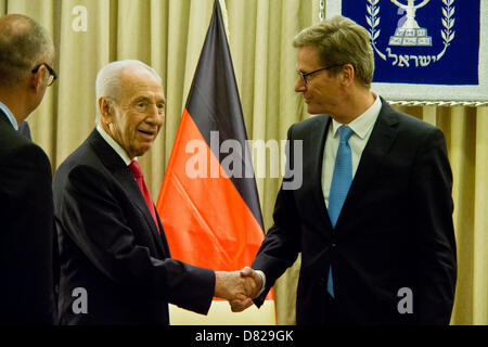 Gerusalemme, Israele. Il 17 maggio 2013. Il presidente israeliano Shimon Peres (L) stringe la mano al Ministro degli Affari esteri della Repubblica federale di Germania, Guido Westerwelle (R), all'inizio di un lavoro diplomatico incontro presso i presidenti di residenza. Gerusalemme, Israele. 17-Maggio-2013. Il presidente israeliano Shimon Peres ospita il Ministro degli Affari esteri della Repubblica federale di Germania, Guido Westerwelle, per un lavoro diplomatico incontro presso i presidenti di residenza. Credito: Nir Alon / Alamy Live News Foto Stock