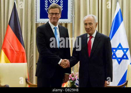 Gerusalemme, Israele. Il 17 maggio 2013. Il presidente israeliano Shimon Peres (R) stringe la mano al Ministro degli Affari esteri della Repubblica federale di Germania, Guido Westerwelle (L), all'inizio di un lavoro diplomatico incontro presso i presidenti di residenza. Gerusalemme, Israele. 17-Maggio-2013. Il presidente israeliano Shimon Peres ospita il Ministro degli Affari esteri della Repubblica federale di Germania, Guido Westerwelle, per un lavoro diplomatico incontro presso i presidenti di residenza. Credito: Nir Alon / Alamy Live News Foto Stock