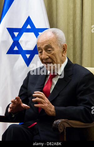 Gerusalemme, Israele. Il 17 maggio 2013. Il presidente israeliano Shimon Peres accoglie FM tedesco Westerwelle a Israele e fa una dichiarazione sulle questioni centrali nella regione e a rafforzare la cooperazione tra i paesi ed esprime il suo sostegno per noi Kerry iniziativa di pace. Gerusalemme, Israele. 17-Maggio-2013. Il presidente israeliano Shimon Peres ospita il Ministro degli Affari esteri della Repubblica federale di Germania, Guido Westerwelle, per un lavoro diplomatico incontro presso i presidenti di residenza. Credito: Nir Alon / Alamy Live News Foto Stock