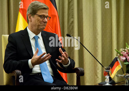 Gerusalemme, Israele. Il 17 maggio 2013. FM tedesco Guido Westerwelle, grazie Presidente Peres per il suo benvenuto e fa una dichiarazione sulle questioni centrali nella regione e a rafforzare la cooperazione tra i paesi ed esprime il suo sostegno per noi Kerry iniziativa di pace. Gerusalemme, Israele. 17-Maggio-2013. Il presidente israeliano Shimon Peres ospita il Ministro degli Affari esteri della Repubblica federale di Germania, Guido Westerwelle, per un lavoro diplomatico incontro presso i presidenti di residenza. Credito: Nir Alon / Alamy Live News Foto Stock