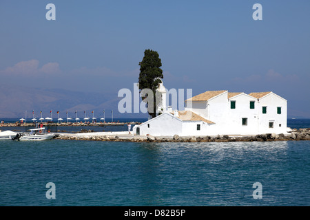 Il Monastero di Panaghia Vlahernon sull isola di Vlacherna (isola del mouse) off la penisola di Kanoni, l'isola di Corfù, Grecia. Foto Stock