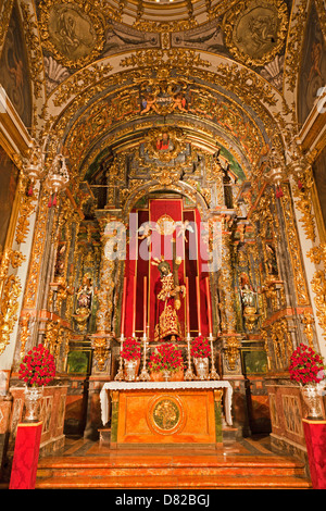 MADRID - MARZO 10: altare laterale e la statua del Santisimo Cristo de la Buena muerte dalla chiesa di San Isidoro Foto Stock