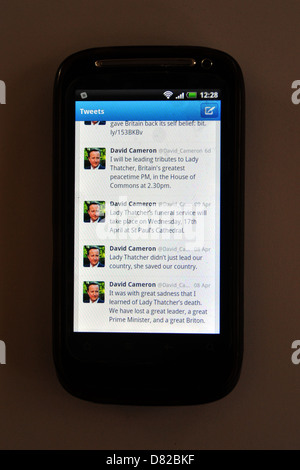 I tweet visualizzati su uno schermo di cellulare a seguito della morte e dei funerali dell ex primo ministro britannico Margaret Thatcher. Foto Stock