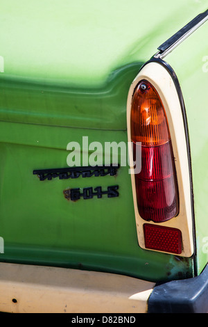 Dettaglio della luce di posizione posteriore di una vecchia Trabant verde 601S una vettura realizzata nella Germania Est era socialista e ormai un classico. Foto Stock