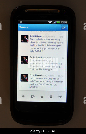 I tweet visualizzati su uno schermo di cellulare a seguito della morte e dei funerali dell ex primo ministro britannico Margaret Thatcher. Foto Stock