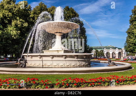 Fontana in Ogród Saski, giardino sassone, il parco più antico di Varsavia con la tomba del Milite Ignoto in piazza Pilsudski al di là. Foto Stock