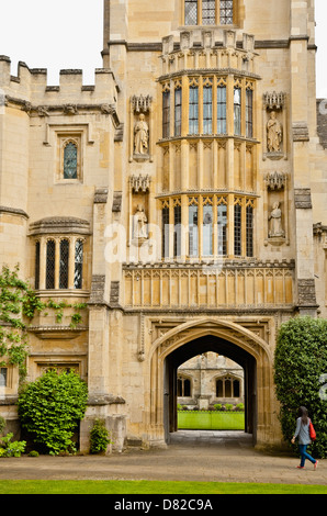 Fondatori Tower, il Magdalen College di Oxford. Una giovane donna si avvicina il portone che conduce al chiostro dei giardini. Regno Unito. Foto Stock