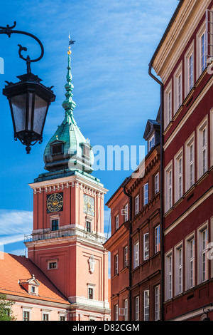 Vista dalla Ulica Świętojańska nel distretto di Stare Miasto (Città Vecchia) a Varsavia in Polonia per il Castello Reale, Zamek Królewski. Foto Stock