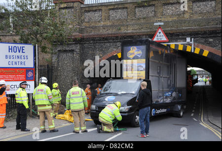 Pubblicità un camion a rimorchio si è incastrato sotto il ponte della ferrovia in Fonthill Road Hove questo pomeriggio Foto Stock