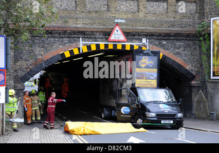 Pubblicità un camion a rimorchio si è incastrato sotto il ponte della ferrovia in Fonthill Road Hove questo pomeriggio Foto Stock