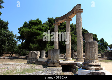 Vista del Philippeion alla rovina del centro atletico dell'antica Olympia, Grecia continentale, l'Europa. Foto Stock