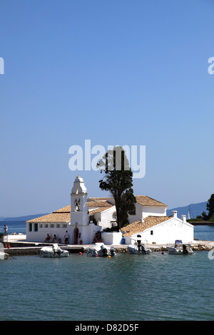 Il Monastero di Panaghia Vlahernon sull isola di Vlacherna (isola del mouse) off la penisola di Kanoni, l'isola di Corfù, Grecia. Foto Stock