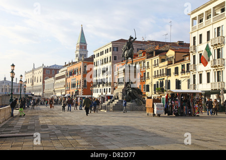 Il Molo e una statua del Re Vittorio Emanuele II sulla Riva degli Schiavoni Venezia Italia Foto Stock