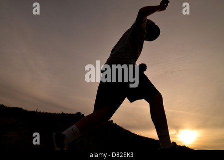 Boys jump massi durante le escursioni ai piedi delle colline di Santa Catalina Mountains, Deserto Sonoran, Catalina, Arizona, Stati Uniti. Foto Stock