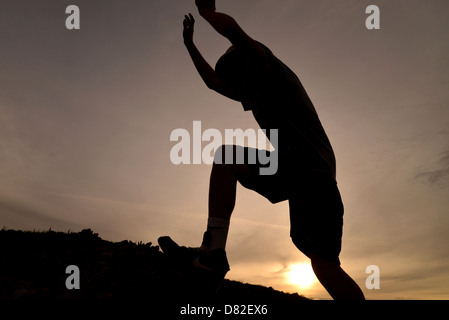 Boys jump massi durante le escursioni ai piedi delle colline di Santa Catalina Mountains, Deserto Sonoran, Catalina, Arizona, Stati Uniti. Foto Stock