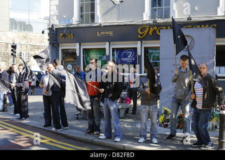 Dubline, Irlanda. Il 17 maggio 2013. Le persone si sono riuniti con bandiere nere. I repubblicani irlandesi da diverse organizzazioni in possesso di una bandiera nera veglia nel centro della città di Dublino al trentanovesimo anniversario di Dublino e Monaghan bombardamenti del 1974. Il giorno di bombardamenti che ha ucciso 33 persone è stata la giornata con il più alto numero di vittime durante i guai in Irlanda del Nord. Credito: Michael Debets / Alamy Live News Foto Stock