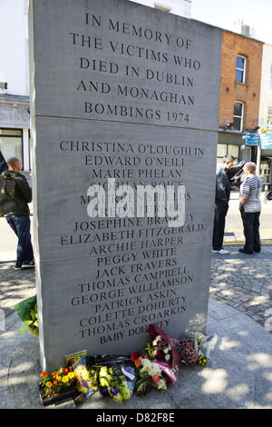 Dubline, Irlanda. Il 17 maggio 2013. Il memoriale di Dublino e Monaghan bombardamenti è raffigurato. I repubblicani irlandesi da diverse organizzazioni in possesso di una bandiera nera veglia nel centro della città di Dublino al trentanovesimo anniversario di Dublino e Monaghan bombardamenti del 1974. Il giorno di bombardamenti che ha ucciso 33 persone è stata la giornata con il più alto numero di vittime durante i guai in Irlanda del Nord. Credito: Michael Debets / Alamy Live News Foto Stock