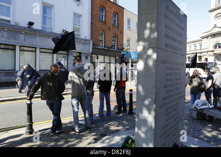 Dubline, Irlanda. Il 17 maggio 2013. Il memoriale di Dublino e Monaghan bombardamenti è raffigurato. I repubblicani irlandesi da diverse organizzazioni in possesso di una bandiera nera veglia nel centro della città di Dublino al trentanovesimo anniversario di Dublino e Monaghan bombardamenti del 1974. Il giorno di bombardamenti che ha ucciso 33 persone è stata la giornata con il più alto numero di vittime durante i guai in Irlanda del Nord. Credito: Michael Debets / Alamy Live News Foto Stock