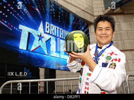 Un uomo si mette in mostra un melone con il volto di Simon Cowell alle audizioni per 'Gran Bretagna's Got Talent' e all'ICC, Birmingham Foto Stock