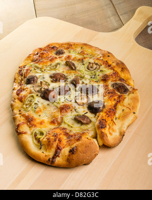 Un artigiano pizza con Funghi Shitake finocchio e mozzarella Foto Stock