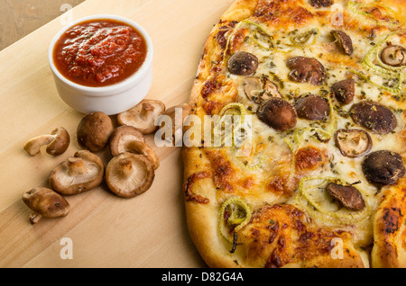 Un artigiano pizza con Funghi Shitake finocchio e mozzarella Foto Stock