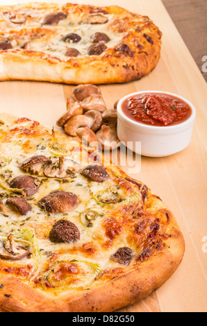 Un artigiano pizza con Funghi Shitake finocchio e mozzarella Foto Stock