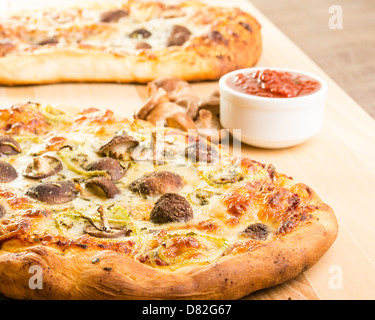 Un artigiano pizza con Funghi Shitake finocchio e mozzarella Foto Stock