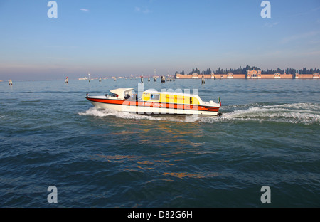 Un ambulanza di acqua nella laguna di Venezia Venezia Italia Foto Stock