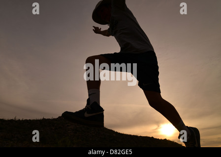 Boys jump massi durante le escursioni ai piedi delle colline di Santa Catalina Mountains, Deserto Sonoran, Catalina, Arizona, Stati Uniti. Foto Stock