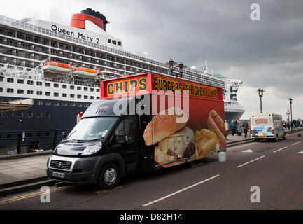 Liverpool, Regno Unito il 17 maggio 2013. Ristorazione Mobile rimorchio 'Ship & Chips" Fish & Chips Takeaway, hamburger di pollo, chippy presso la nave da crociera terminale in cui la nave passeggeri registrati in Bermuda Liner RMS Queen Mary 2 ormeggiato sulla sua visita alla città. Foto Stock