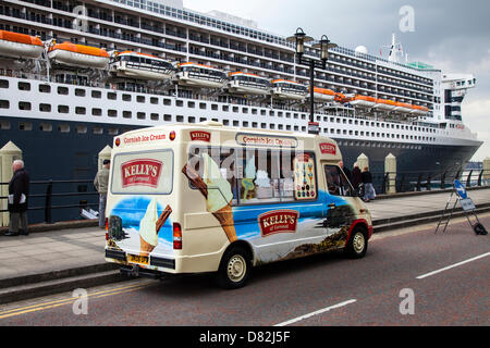 Liverpool, Regno Unito il 17 maggio 2013. Cornish ice cream Vendor furgone presso la grande nave da crociera terminale in cui la nave passeggeri registrati in Bermuda Liner RMS Queen Mary 2 ormeggiato sulla sua visita alla città. Il Liverpool Cruise Terminal di Princes Parade è un 350-metro-lunga struttura galleggiante situato sul fiume Mersey consentendo grandi navi da crociera per visitare senza inserire il dock chiuso o sistema di ormeggio a metà fiume e i passeggeri di gara a terra. Il terminale è stato ufficialmente inaugurato il 21 Settembre 2007 da Sua Altezza Reale il Duca di Kent quando la Queen Elizabeth 2 ormeggiate presso il terminale. Foto Stock