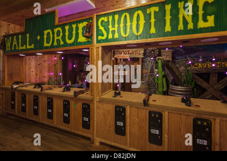 Galleria di tiro all'interno della parete Drug store in parete, Dakota del Sud Foto Stock