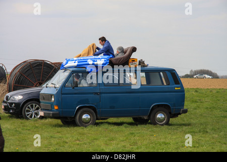 Parigi - Roubaix crazy spettatori seduti sul tetto della loro auto, attesa per la gara. Foto Stock