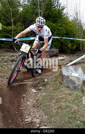 Il 2010 mountain bike XC campione del mondo girando su singola traccia a Houffalize mountain bike race 2011 Foto Stock