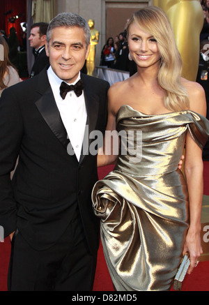 George Clooney e Stacy Keibler 84ma annuale di Academy Awards (Oscar) tenutosi presso il Teatro Kodak - arrivi a Los Angeles, Foto Stock