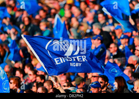 Dublino, Irlanda. Il 17 maggio 2013. Leinster bandiere sventolano in mezzo alla folla durante la Amlin Cup finale tra Leinster e Stade Francais dalla Royal Dublin Society. Credit: Azione Plus immagini di Sport / Alamy Live News Foto Stock