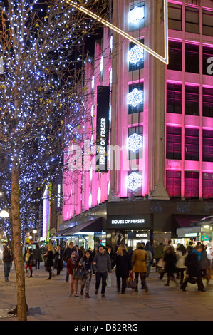 Shopping di Natale alla House of Fraser Oxford Street negozio con gli acquirenti e le luci di Natale Foto Stock