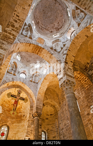 PALERMO - Aprile 8: presbiterio ed il soffitto della chiesa romanica di San Cataldo costruire negli anni 1154 - 1160 su 8 aprile 2013 a Palermo, Foto Stock